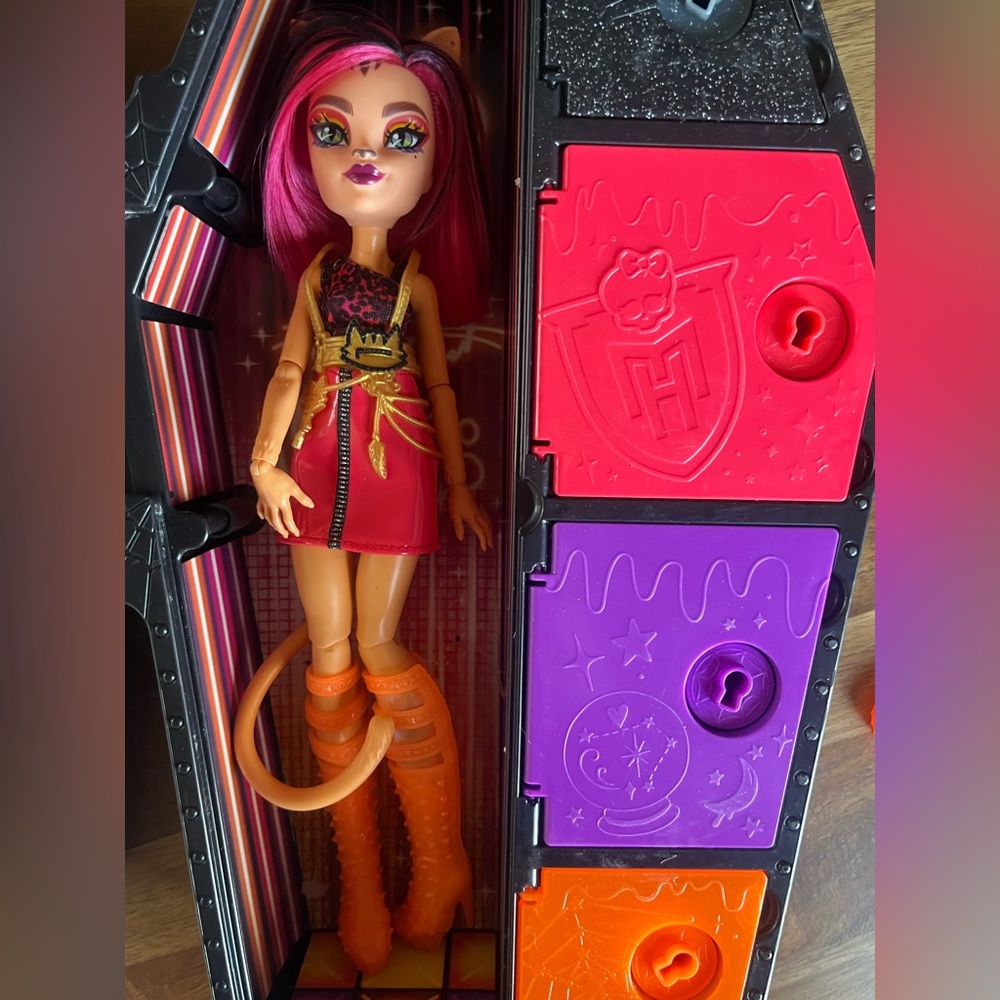 Brand new Monster High Skulltimate Secrets Neon Frights Toralei Stripe